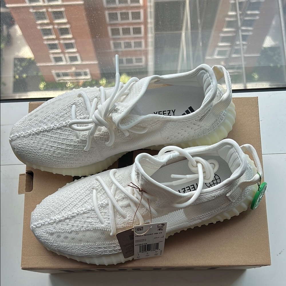 NWT Yeezy Adidas 350 v2 - Picture 2 of 4